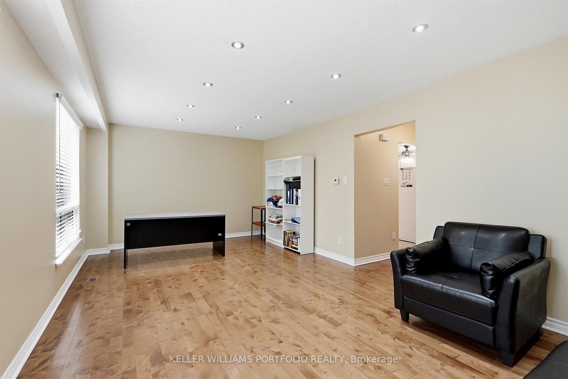 Photo 13 of 32 Henderson Drive, Aurora, Aurora Highlands — HOMEH