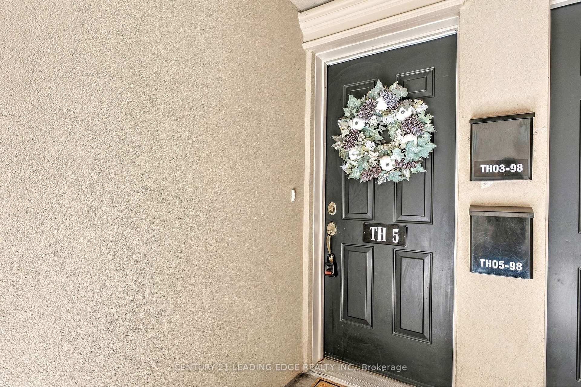Photo 2 of Unit TH5, 98 Carr Street, Toronto, Kensington-Chinatown — HOMEH