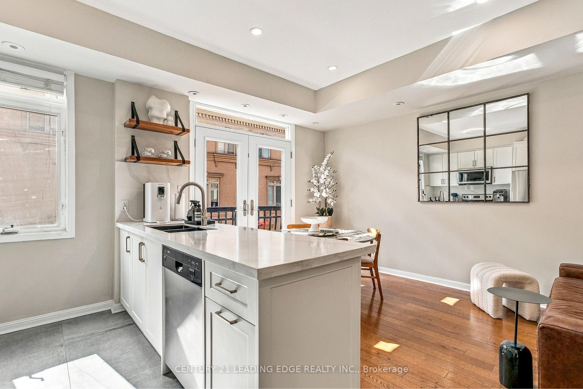 Photo 3 of Unit TH5, 98 Carr Street, Toronto, Kensington-Chinatown — HOMEH
