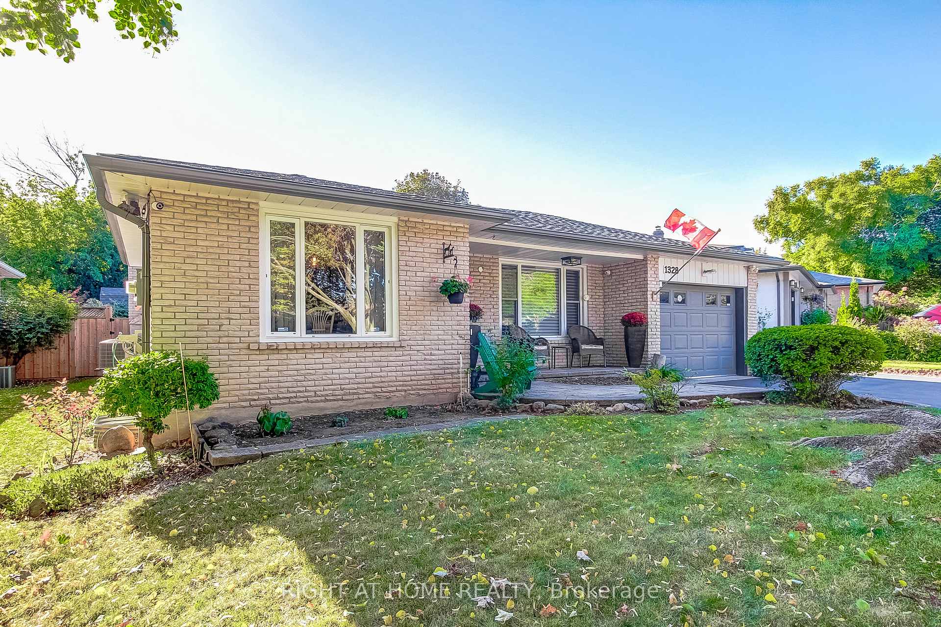 Photo 3 of 1328 Falgarwood Drive, Oakville, Falgarwood — HOMEH