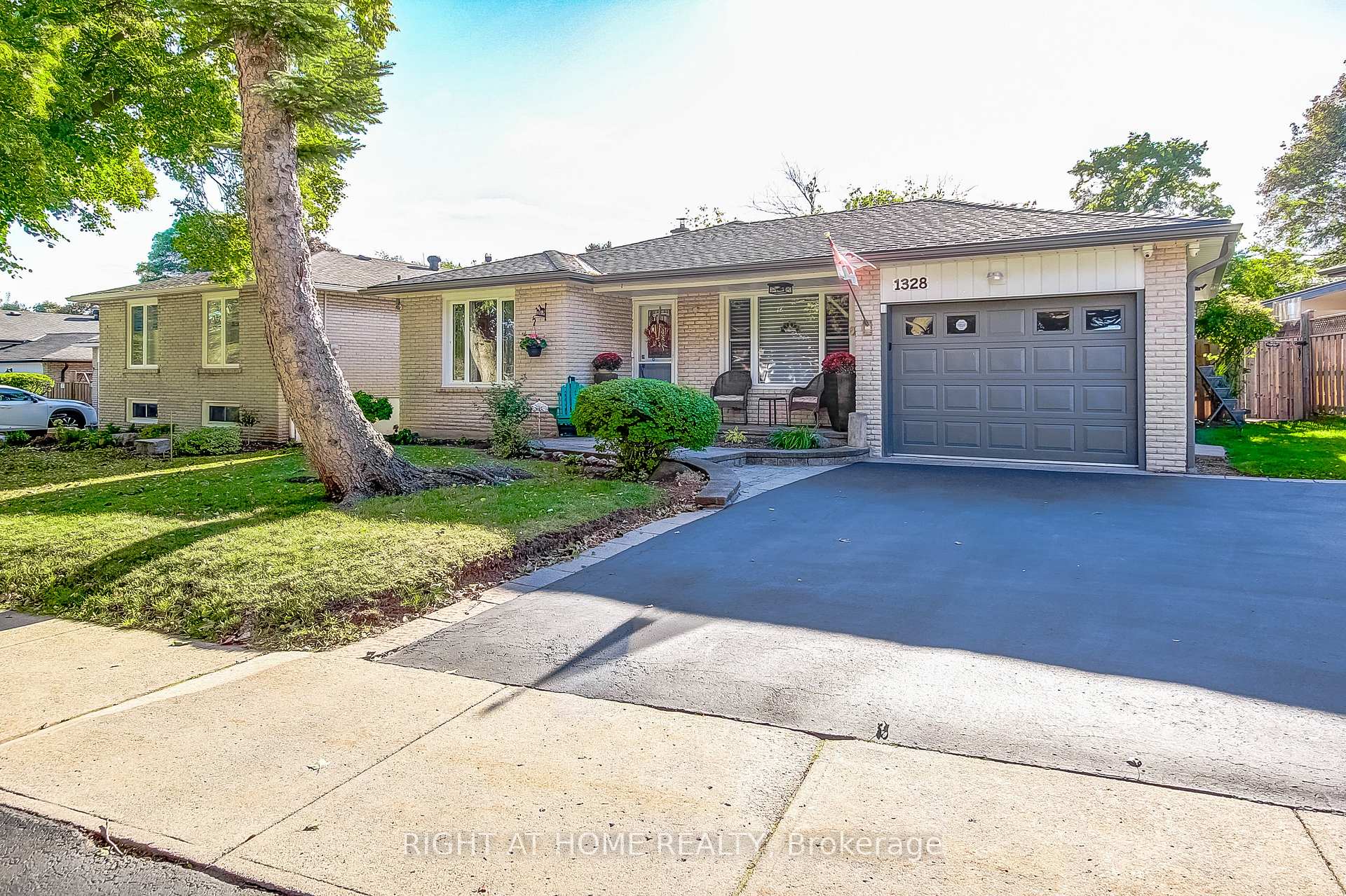 Photo 4 of 1328 Falgarwood Drive, Oakville, Falgarwood — HOMEH