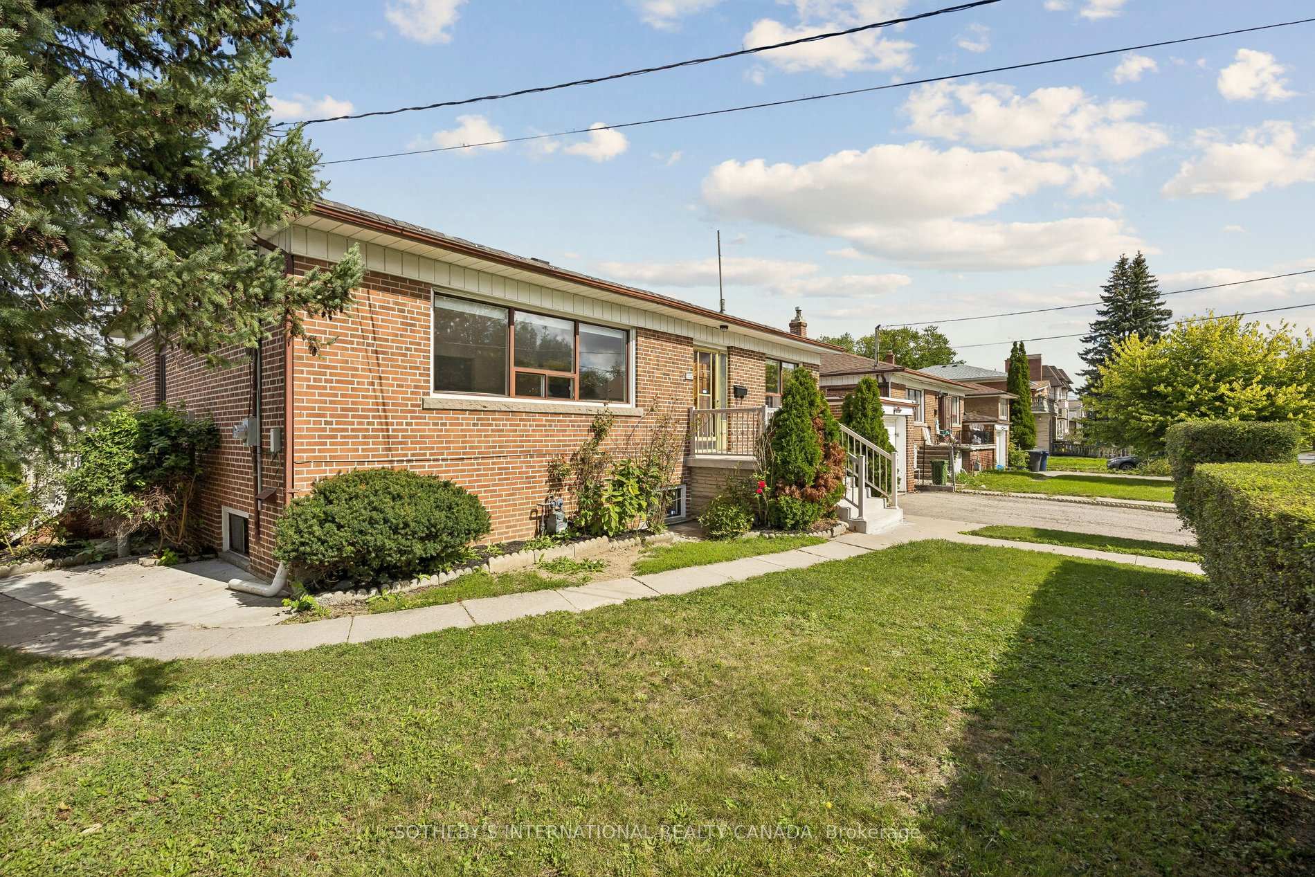 Photo 2 of 120 Ranee Avenue, Toronto, Englemount-Lawrence — HOMEH