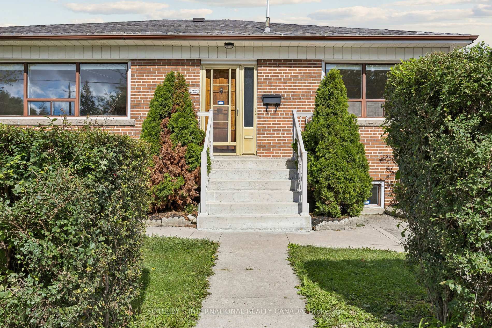 Photo 4 of 120 Ranee Avenue, Toronto, Englemount-Lawrence — HOMEH