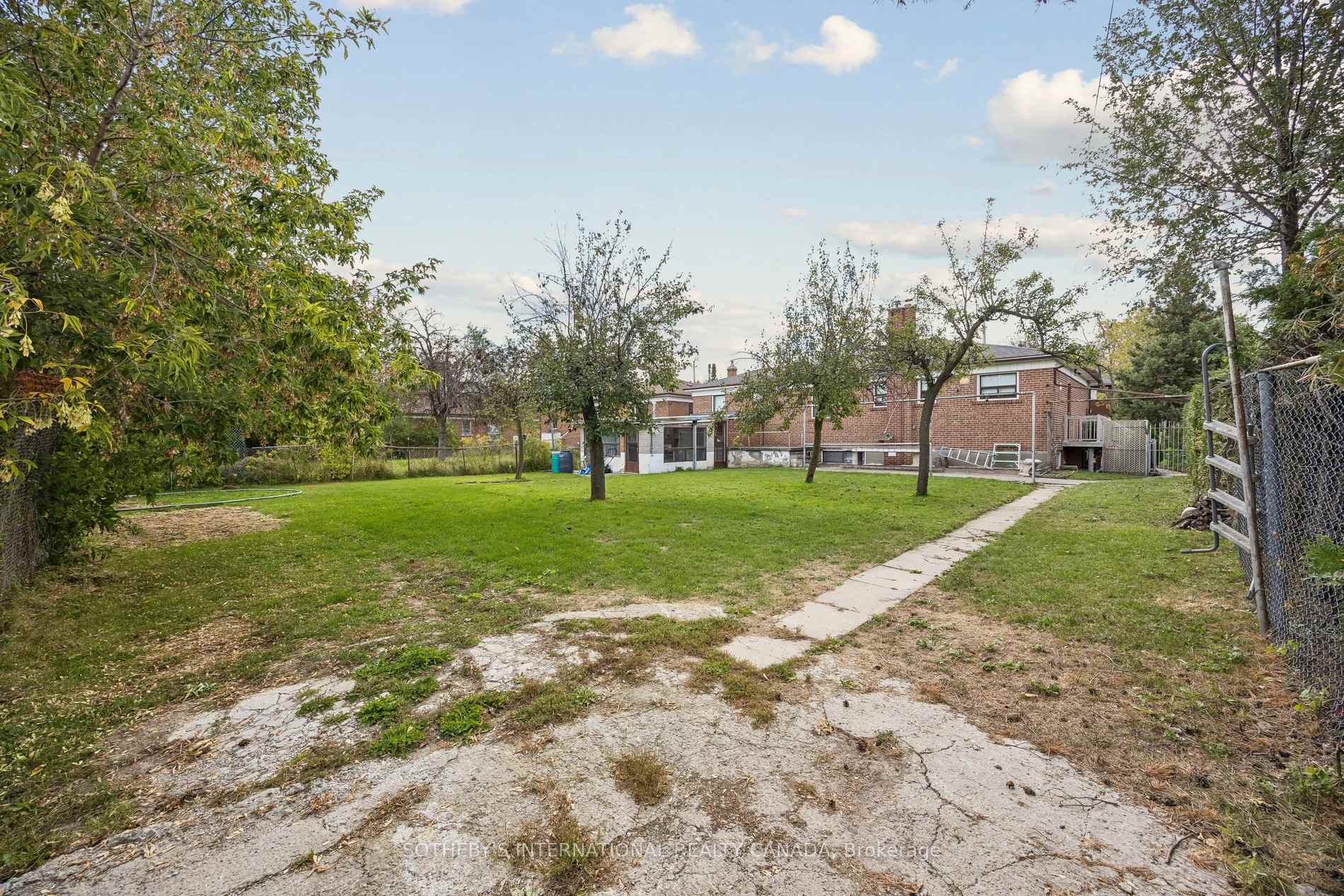 Photo 31 of 120 Ranee Avenue, Toronto, Englemount-Lawrence — HOMEH