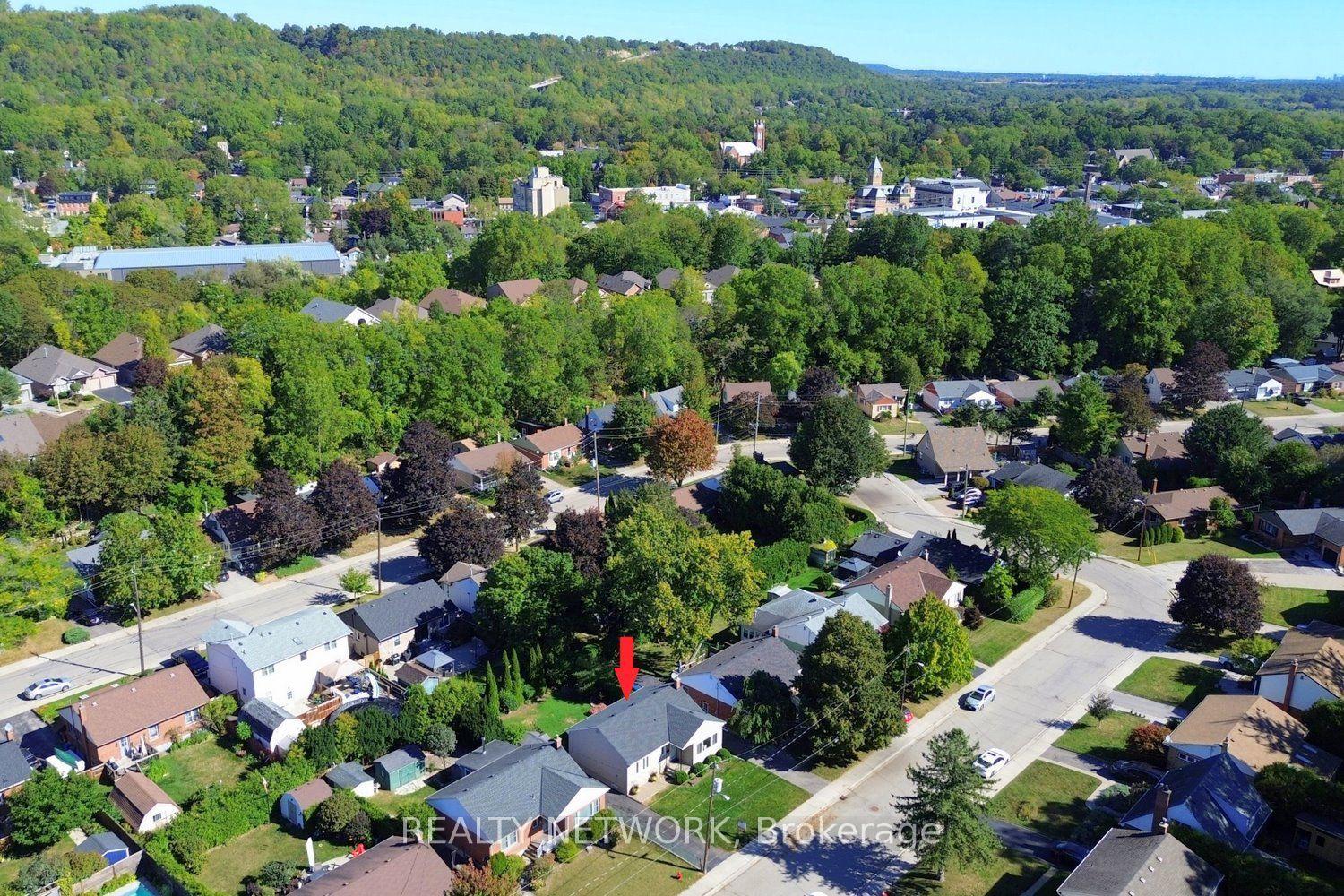 Photo 4 of 31 Kemp Drive, Hamilton, Dundas — HOMEH