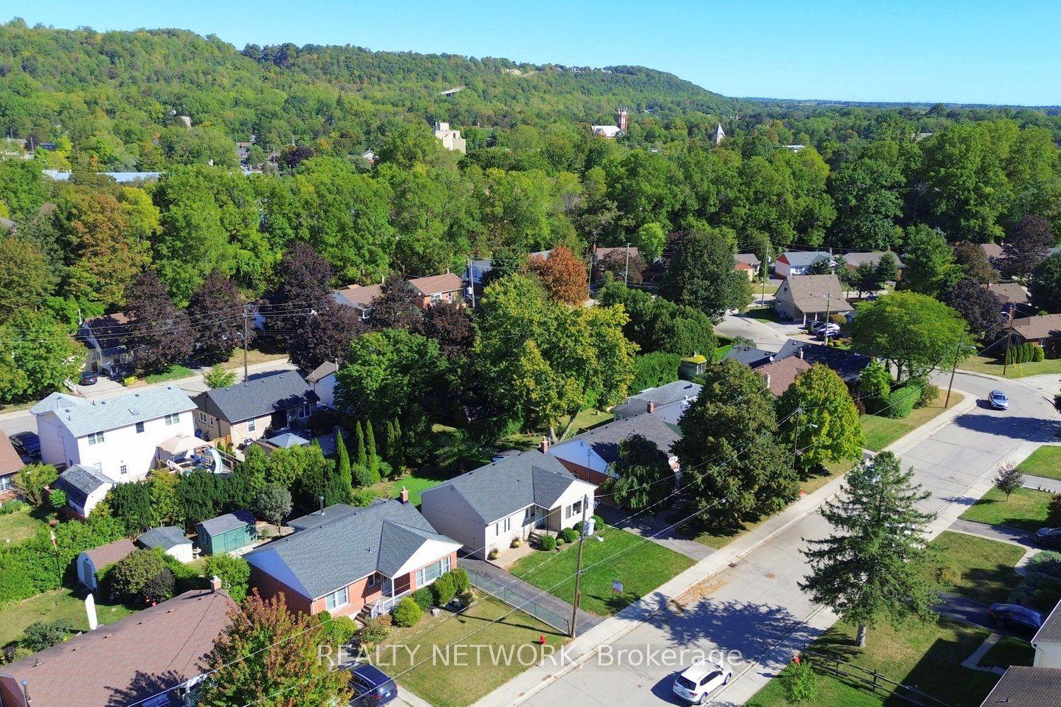 Photo 7 of 31 Kemp Drive, Hamilton, Dundas — HOMEH