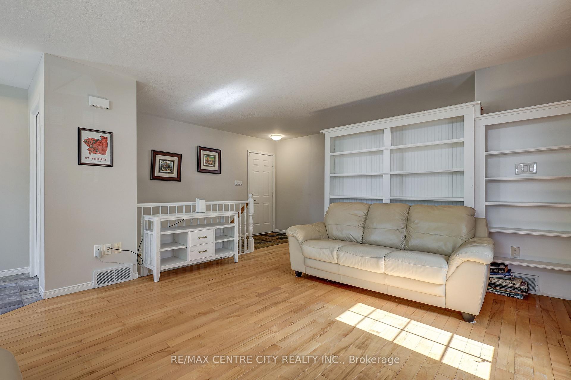 Photo 11 of 24 Schreyer Drive, St. Thomas — HOMEH