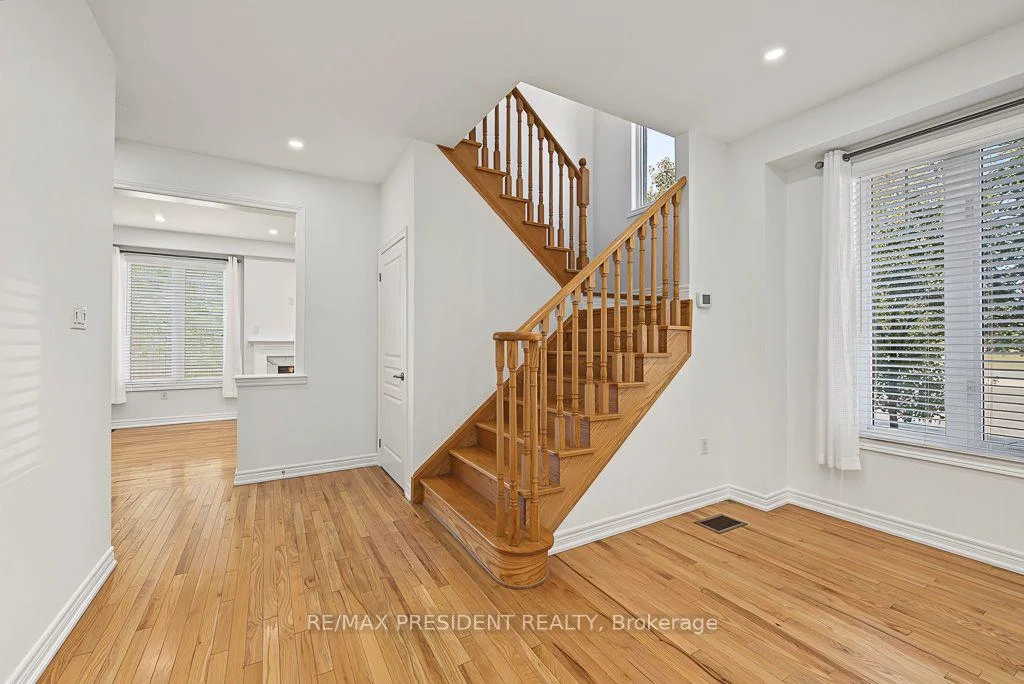 Photo 8 of 2 Archville Street, Brampton, Credit Valley — HOMEH