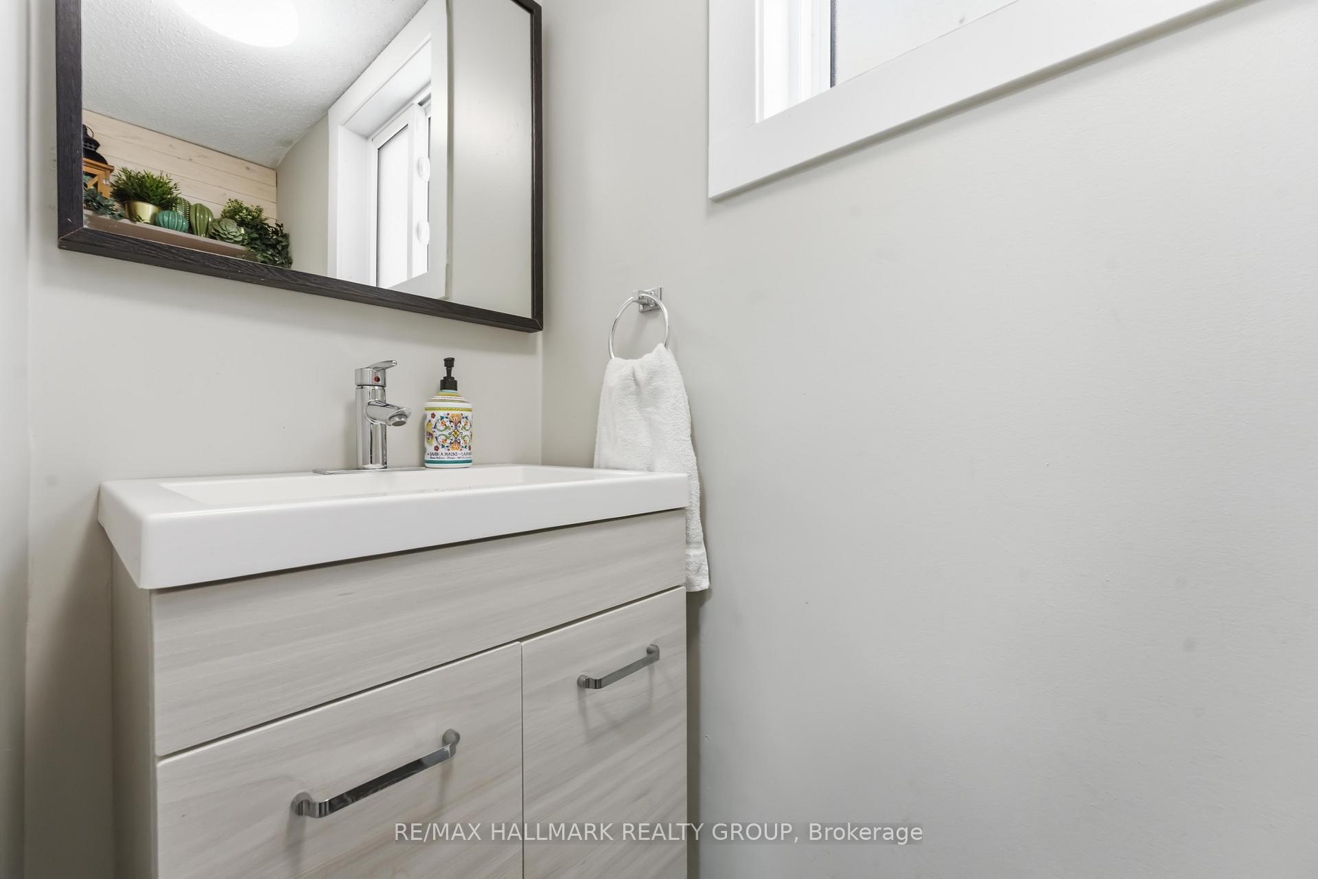 Photo 5 of 1091 Burgundy Lane, Ottawa, Convent Glen — HOMEH