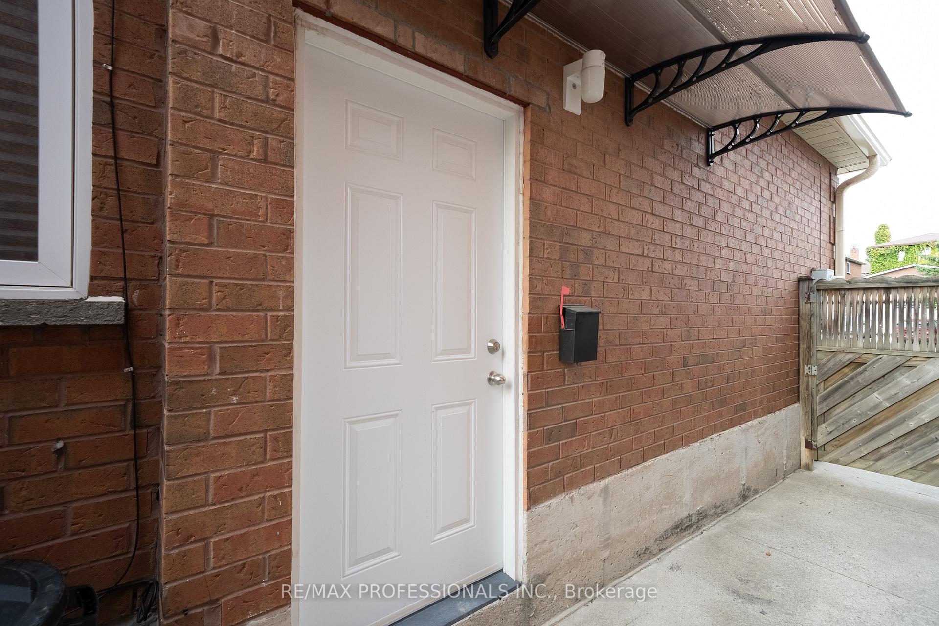 Photo 3 of Unit Lower Suite, 24 Keefer Court, Vaughan, Brownridge — HOMEH
