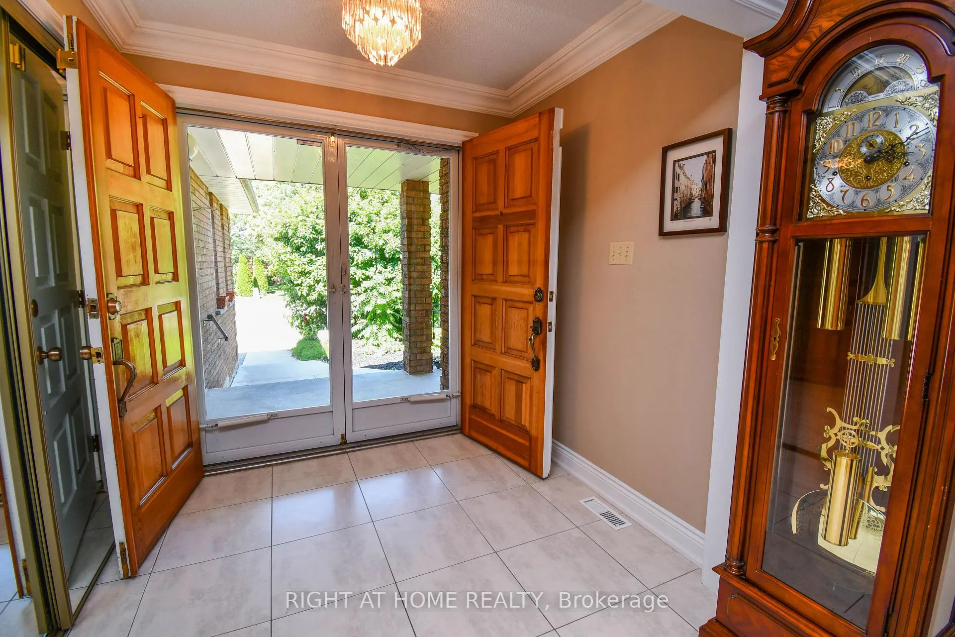 Photo 3 of 75 Father Ermanno Crescent, Vaughan, East Woodbridge — HOMEH