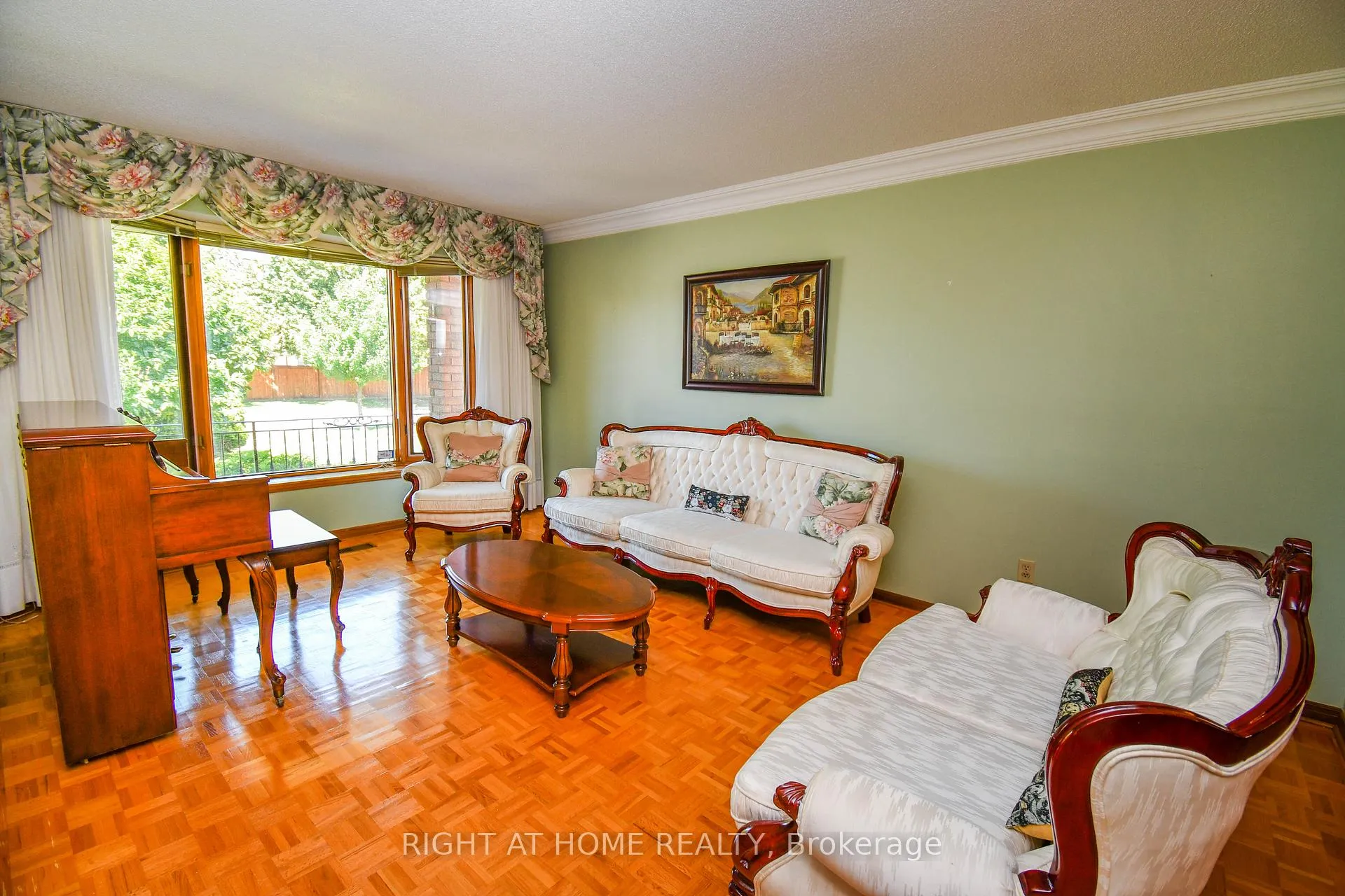 Photo 6 of 75 Father Ermanno Crescent, Vaughan, East Woodbridge — HOMEH