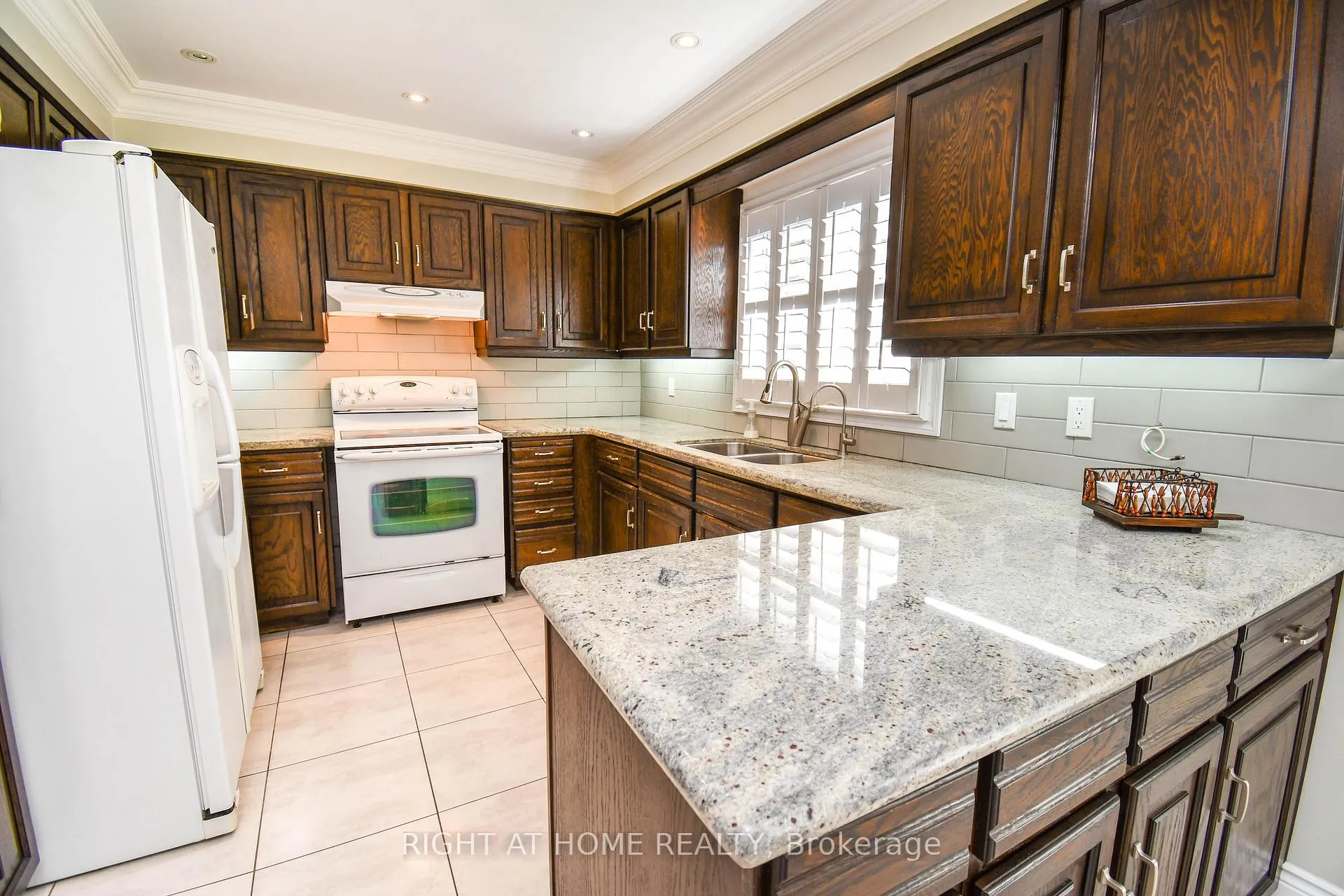 Photo 8 of 75 Father Ermanno Crescent, Vaughan, East Woodbridge — HOMEH