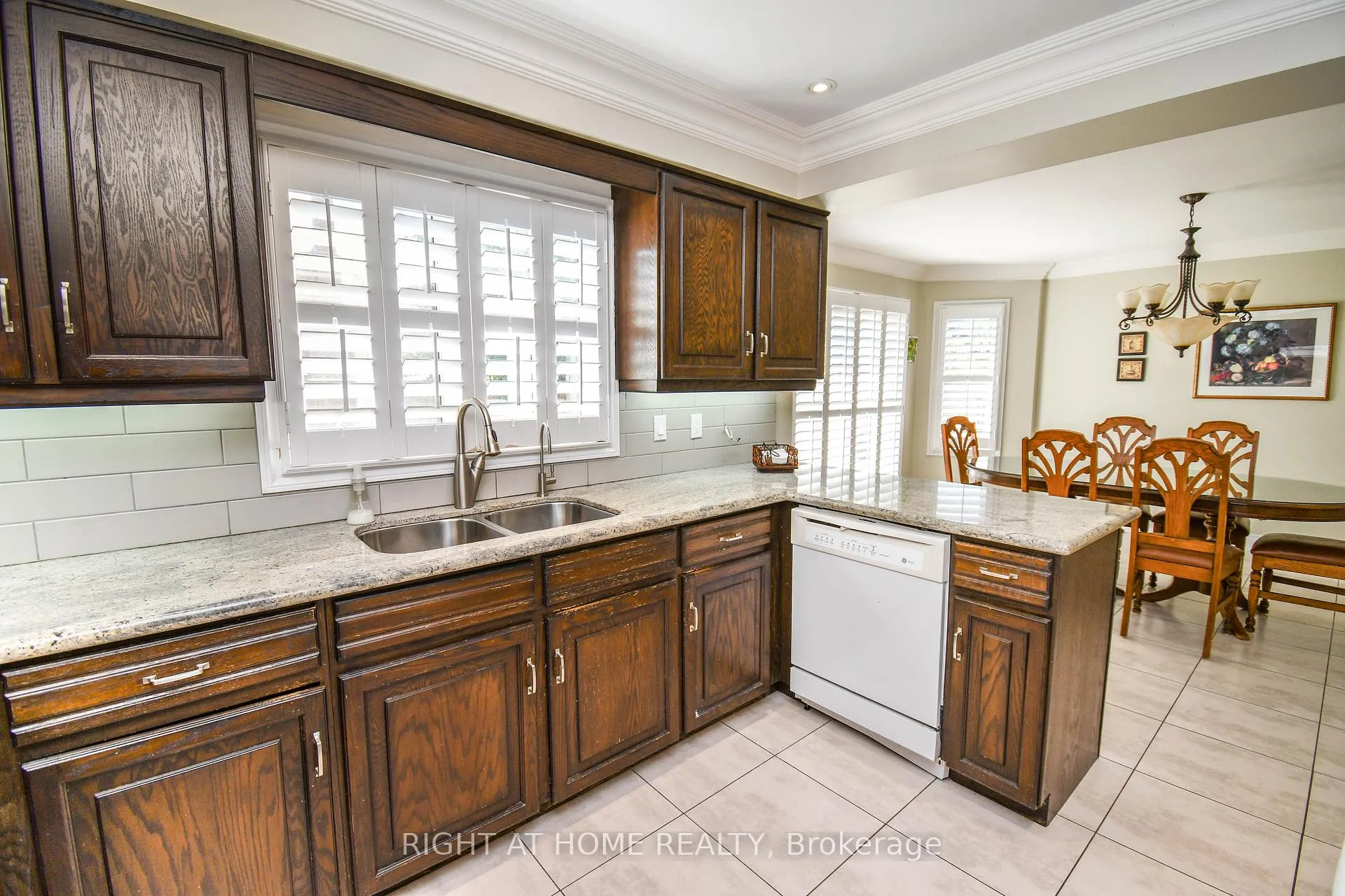 Photo 9 of 75 Father Ermanno Crescent, Vaughan, East Woodbridge — HOMEH