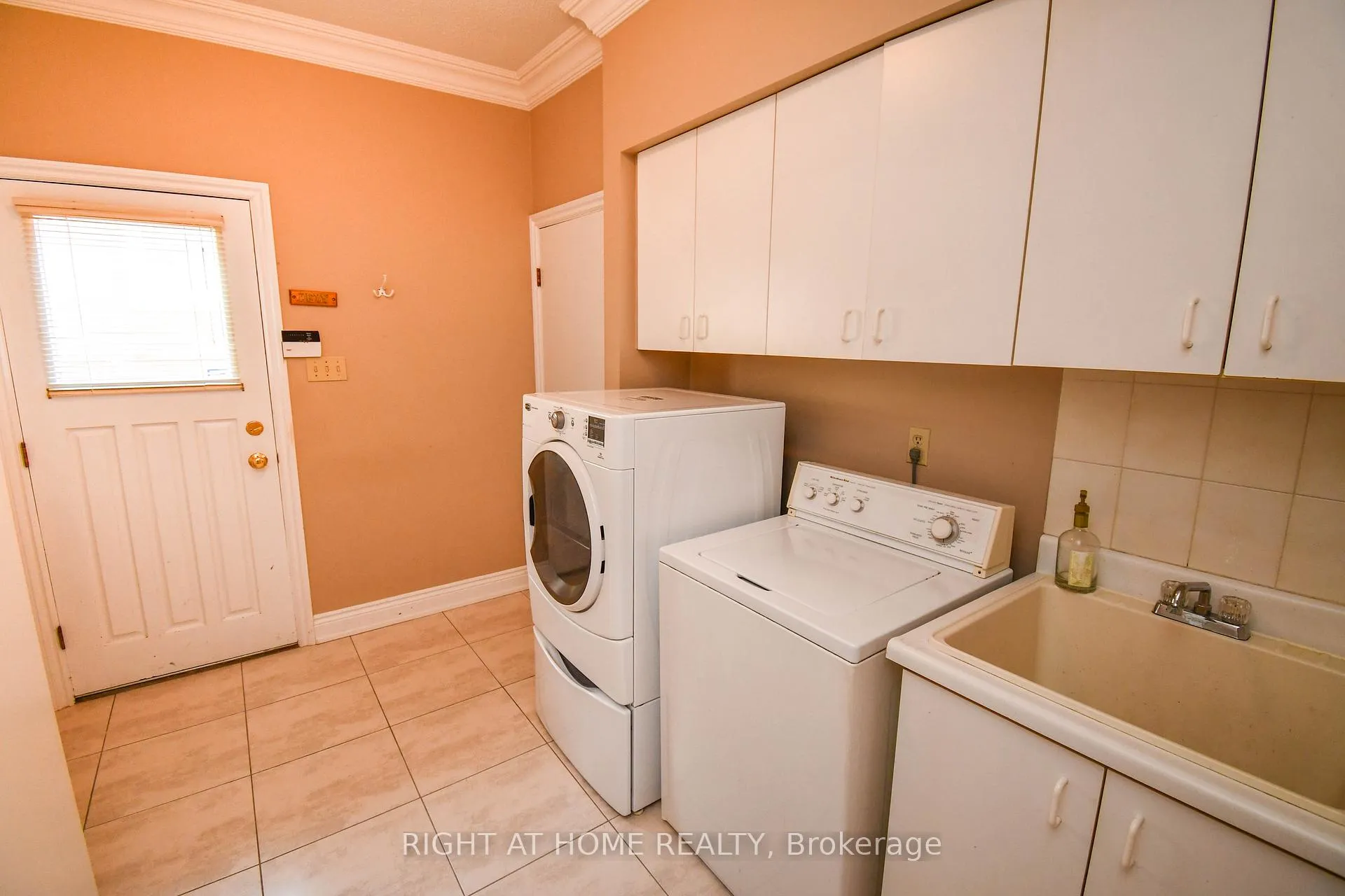 Photo 12 of 75 Father Ermanno Crescent, Vaughan, East Woodbridge — HOMEH