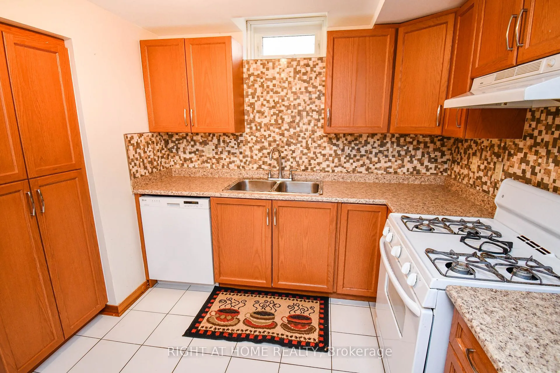 Photo 21 of 75 Father Ermanno Crescent, Vaughan, East Woodbridge — HOMEH