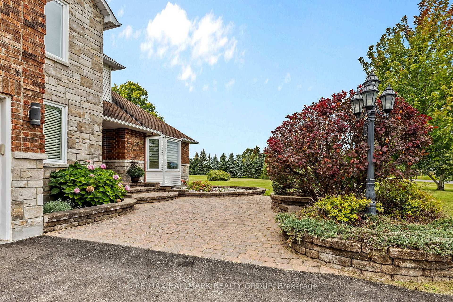 Photo 2 of 1240 Arbuste Avenue, Ottawa, Cumberland Ridge — HOMEH