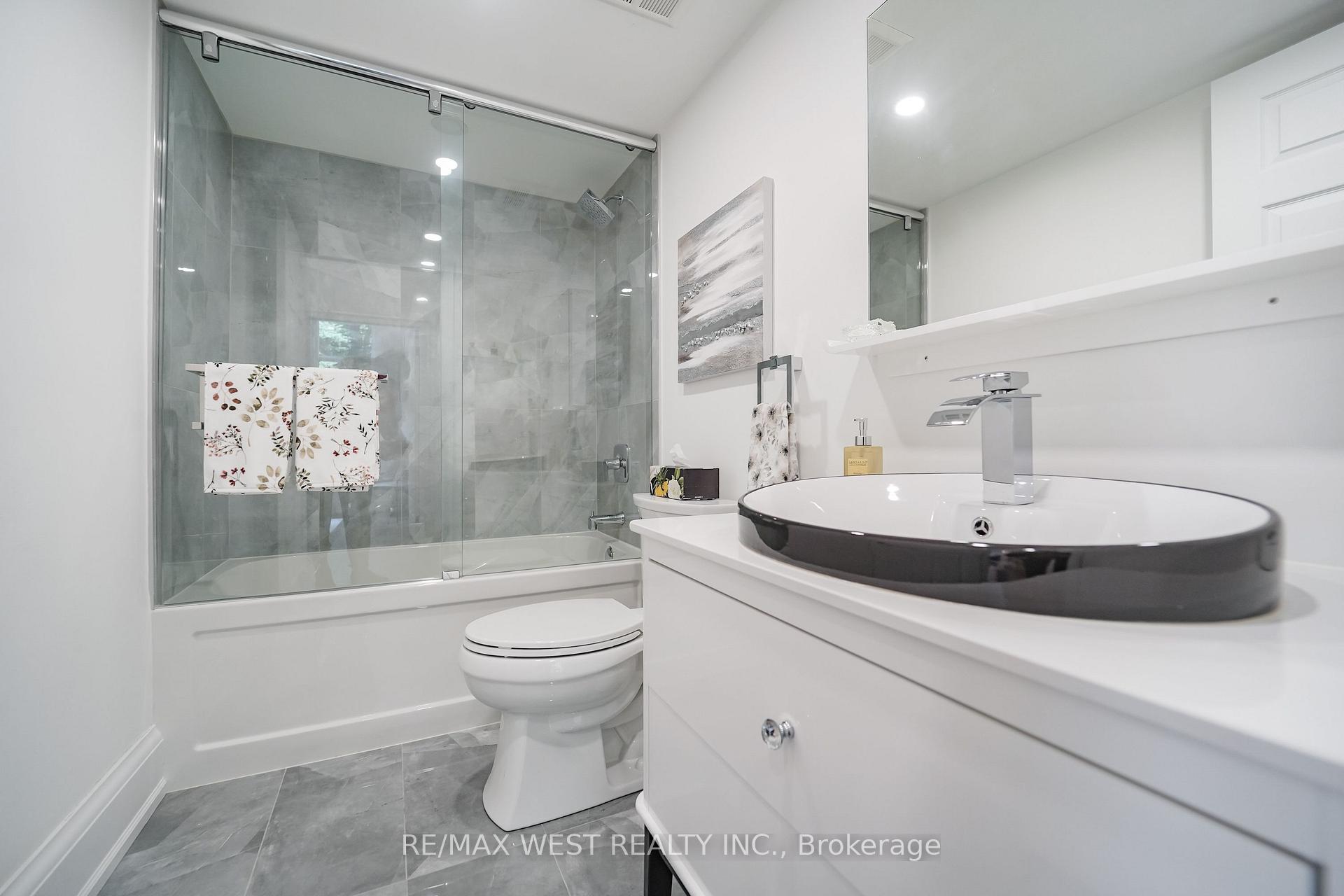 Photo 6 of Unit 105, 1 Emerald Lane, Vaughan, Crestwood-Springfarm-Yorkhill — HOMEH