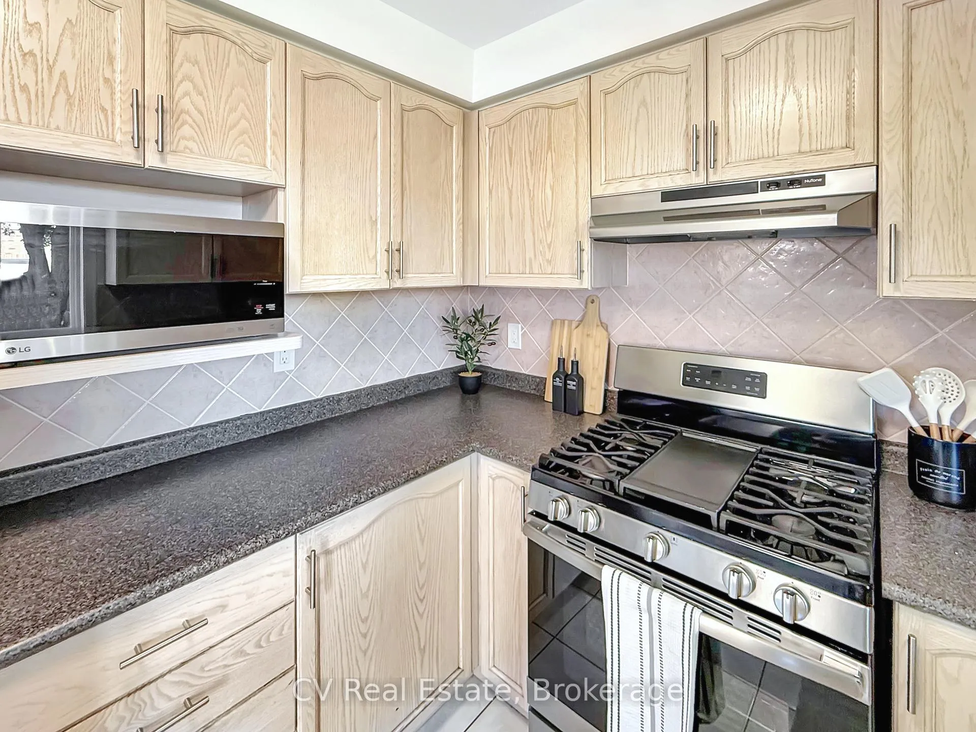 Photo 8 of 1338 Vincent Crescent, Innisfil, Alcona — HOMEH