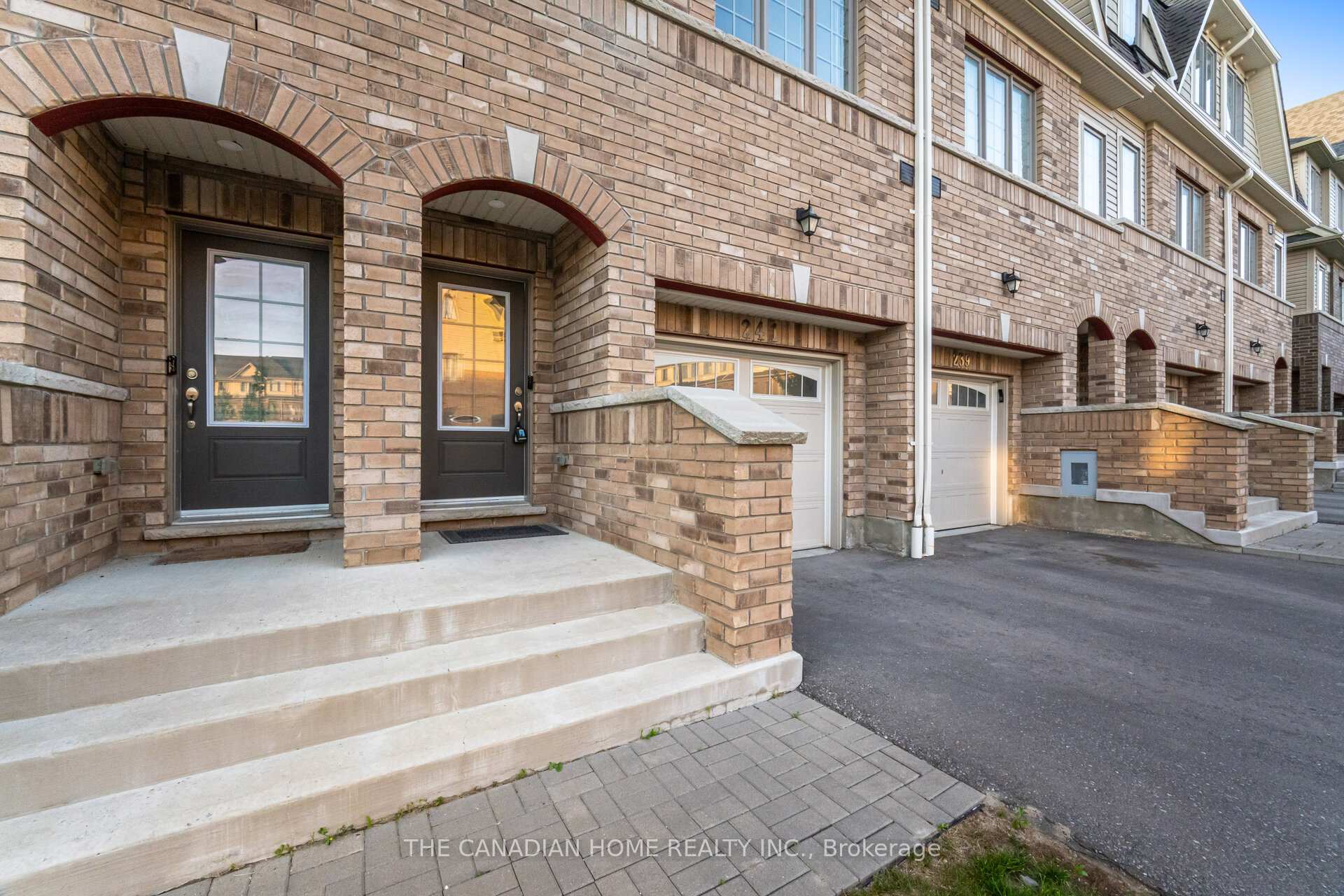 Photo 6 of 241 Danzatore Path, Oshawa, Windfields — HOMEH