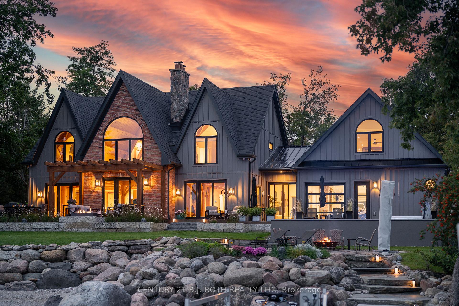 Photo of 247 Lakeshore Road W