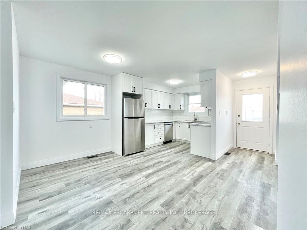 Photo 3 of 76 Marc Boulevard, Welland, Lincoln/Crowland — HOMEH