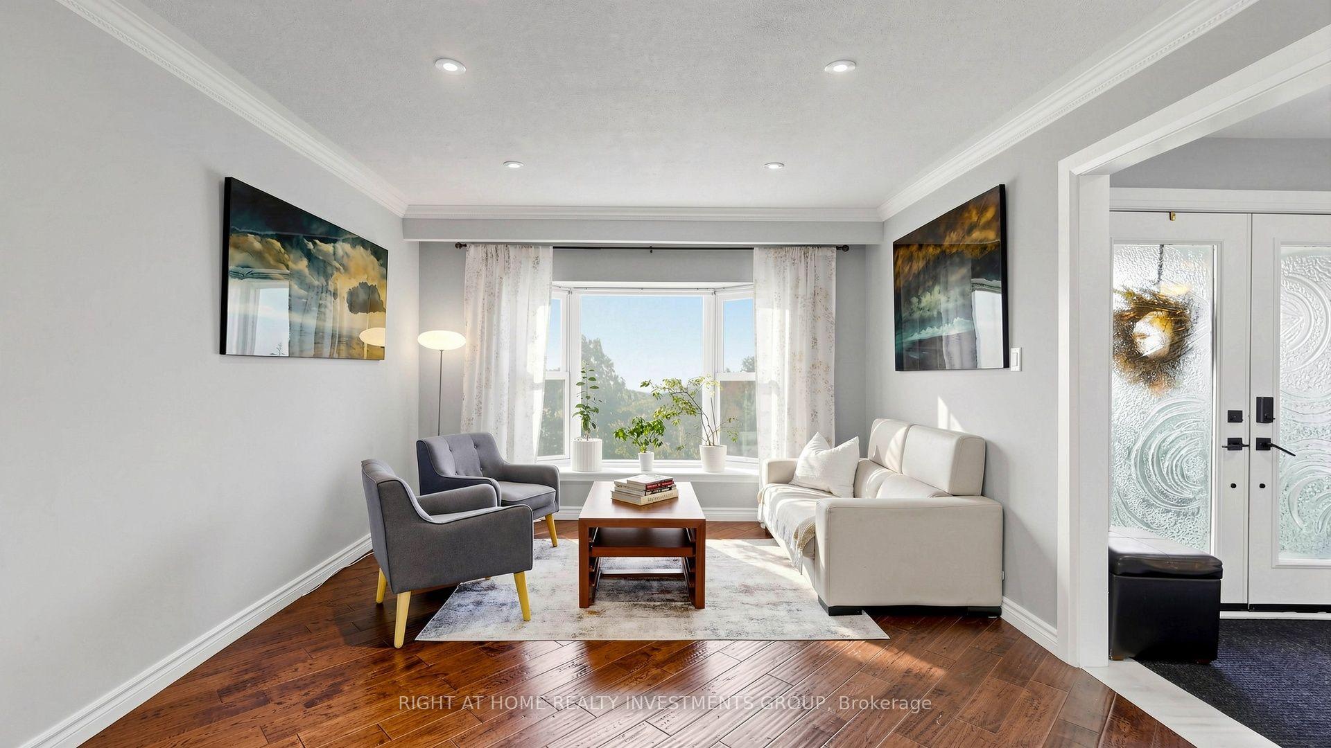 Photo 5 of 86 Burling Place, Newmarket, Huron Heights-Leslie Valley — HOMEH