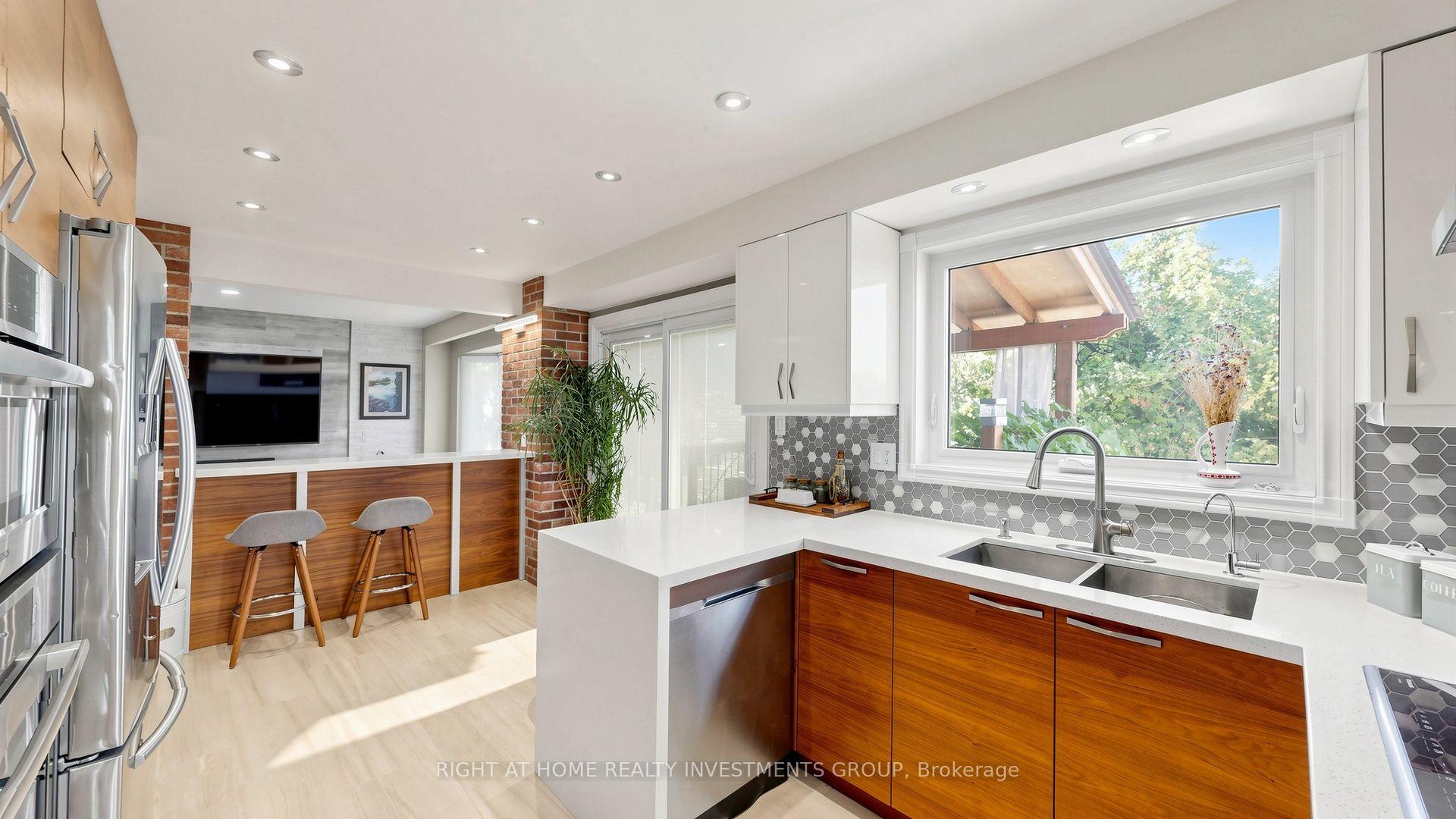 Photo 15 of 86 Burling Place, Newmarket, Huron Heights-Leslie Valley — HOMEH