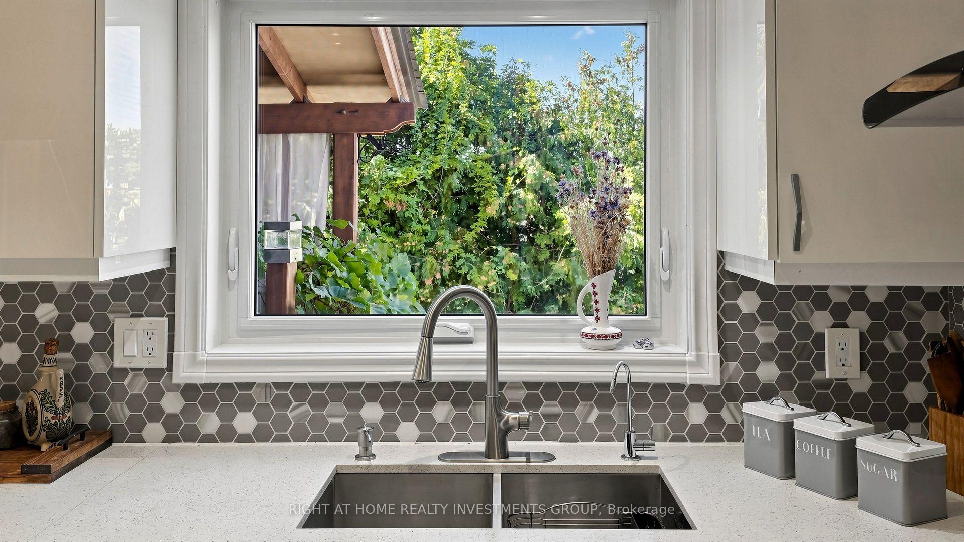 Photo 17 of 86 Burling Place, Newmarket, Huron Heights-Leslie Valley — HOMEH