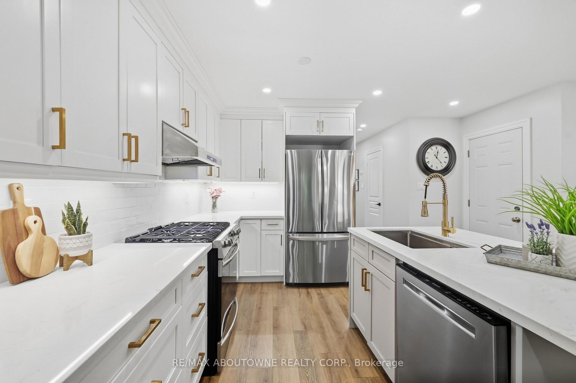 Photo 14 of 2409 Postmaster Drive, Oakville, Westmount — HOMEH