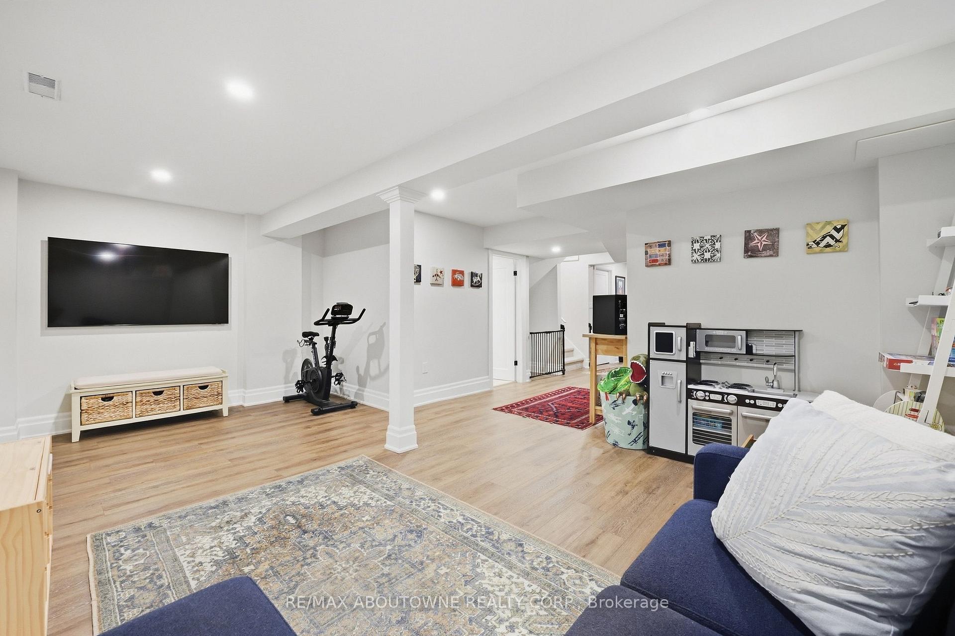 Photo 35 of 2409 Postmaster Drive, Oakville, Westmount — HOMEH