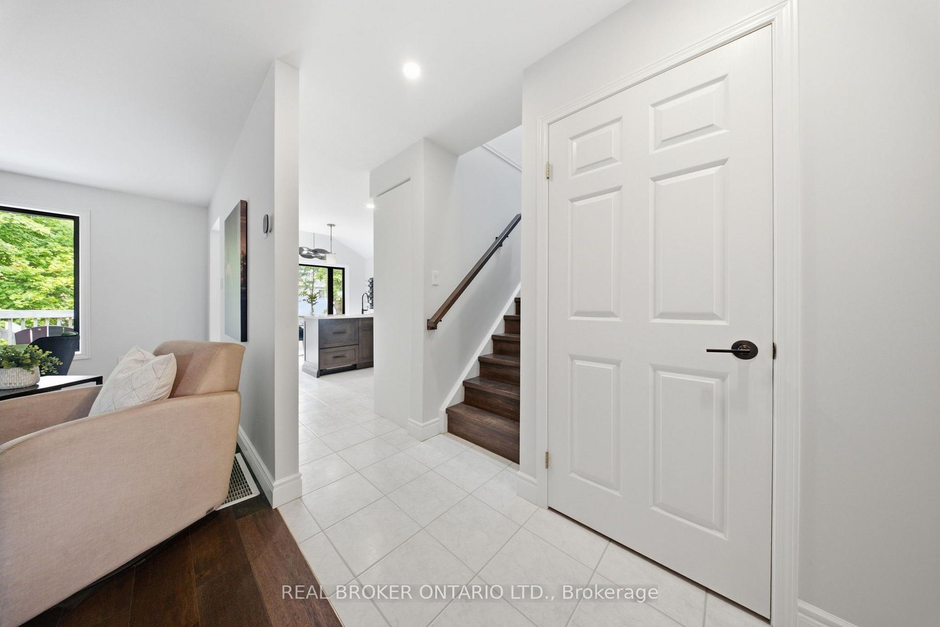 Photo 4 of 19 Boulder Crescent, Guelph, Clairfields/Hanlon Business Park — HOMEH
