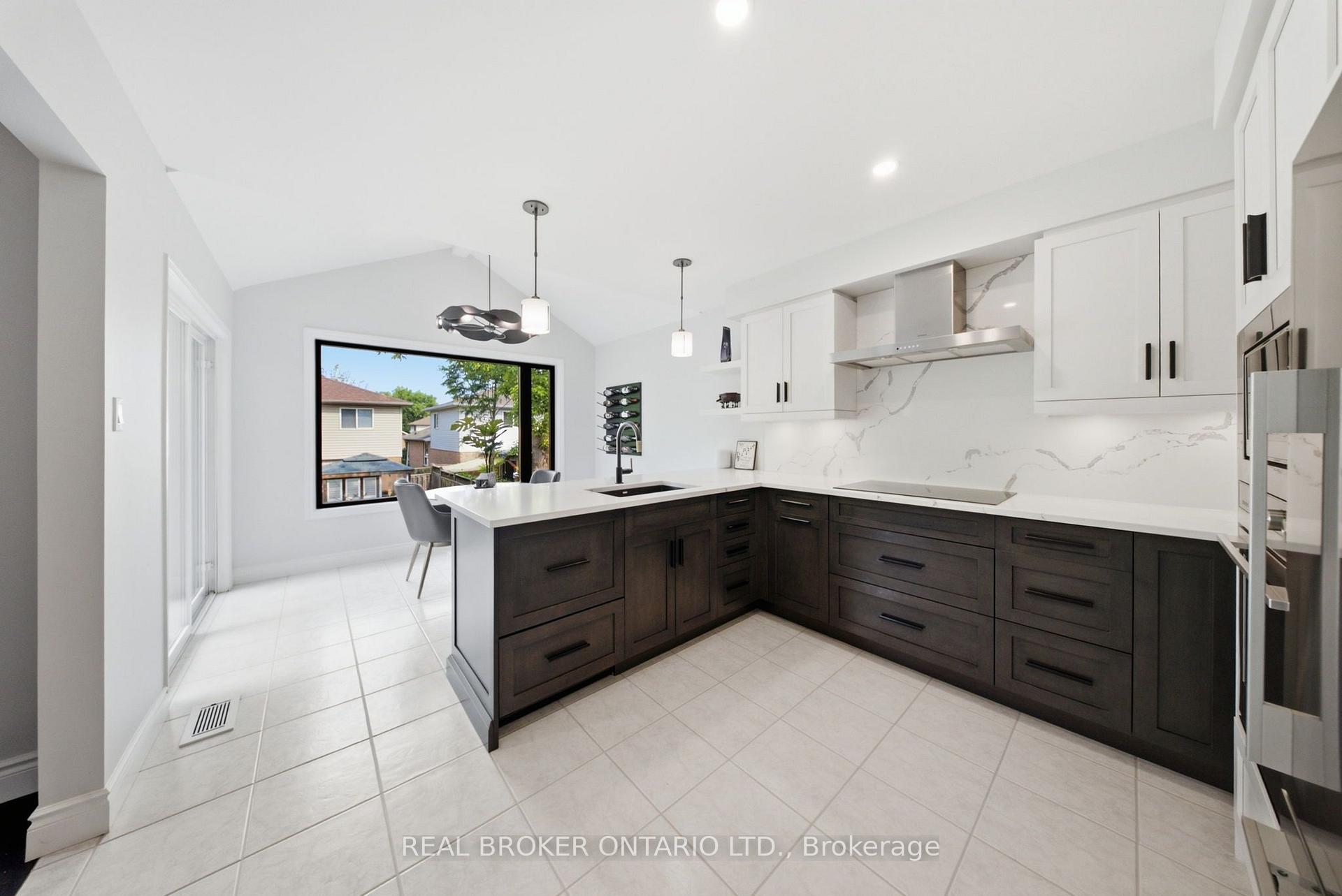 Photo 5 of 19 Boulder Crescent, Guelph, Clairfields/Hanlon Business Park — HOMEH