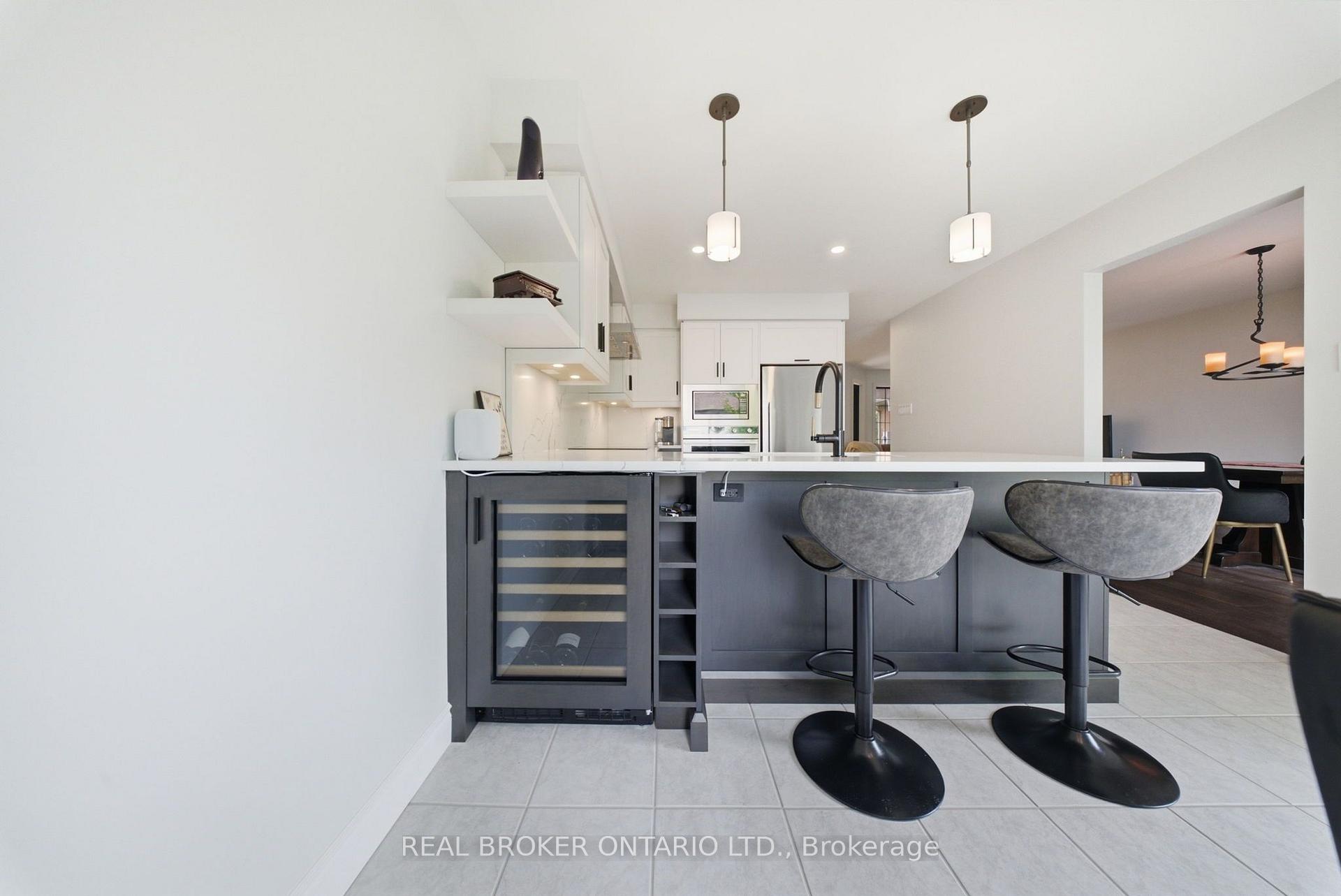 Photo 7 of 19 Boulder Crescent, Guelph, Clairfields/Hanlon Business Park — HOMEH