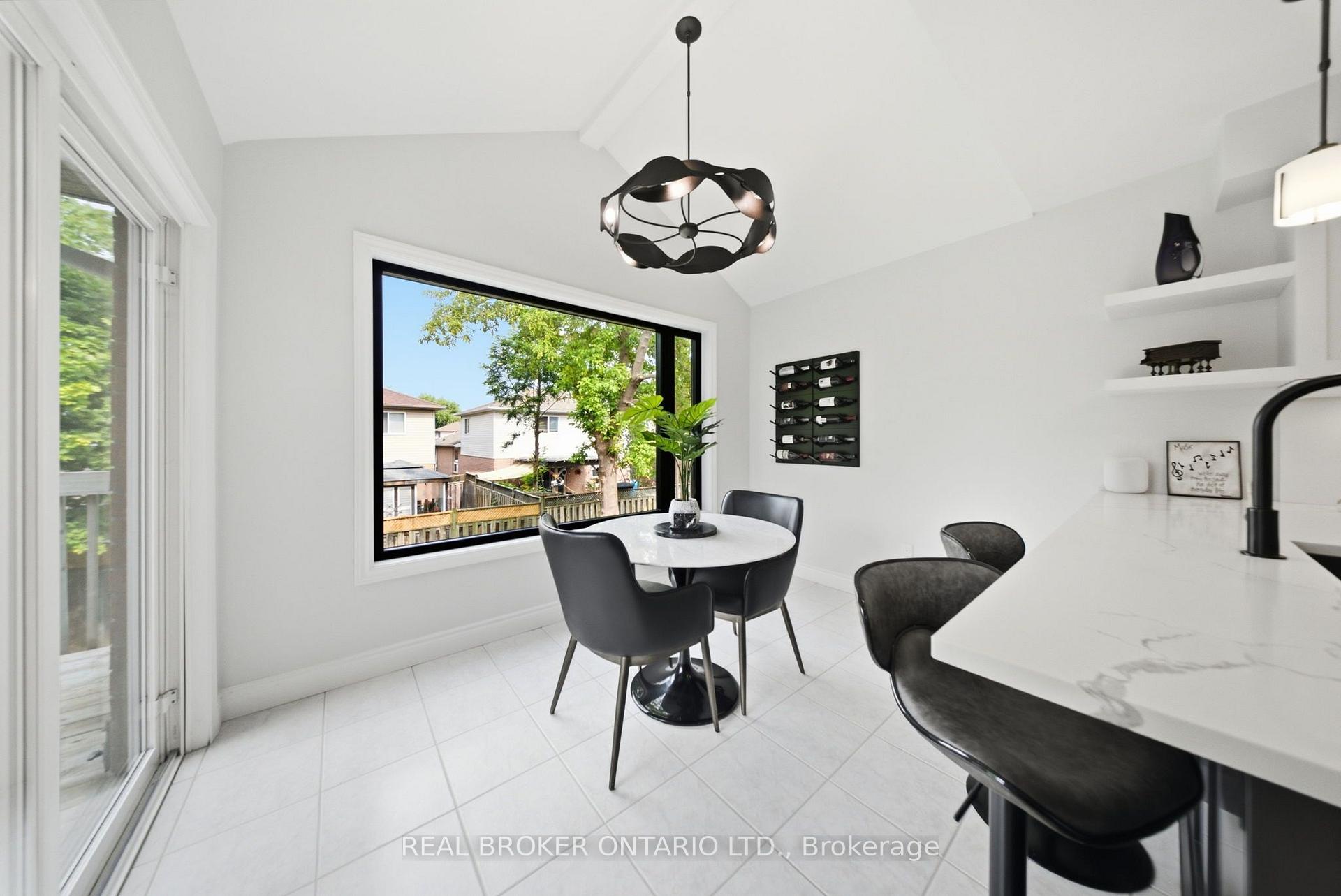 Photo 9 of 19 Boulder Crescent, Guelph, Clairfields/Hanlon Business Park — HOMEH