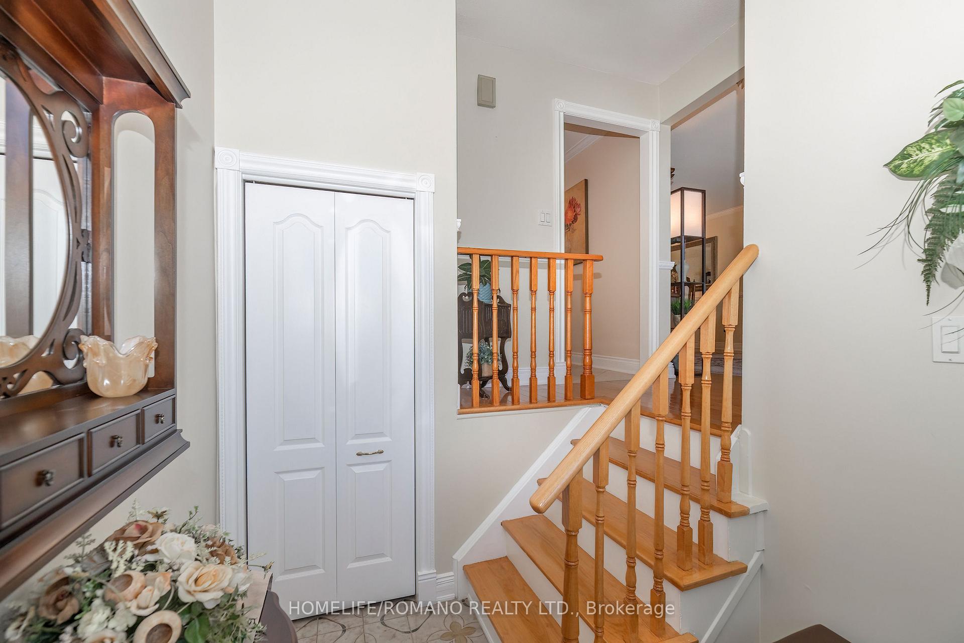 Photo 5 of 915 Lovingston Crescent, Mississauga, Rathwood — HOMEH