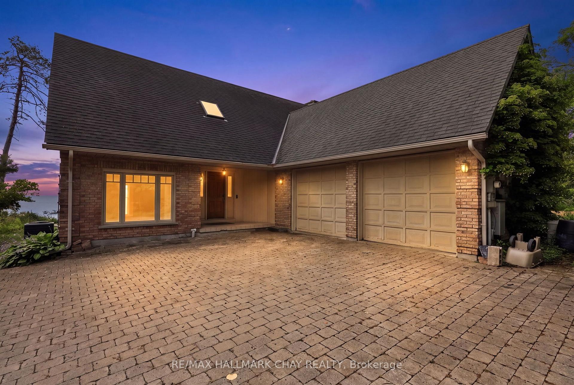 Photo of 159 Lakeshore Road W