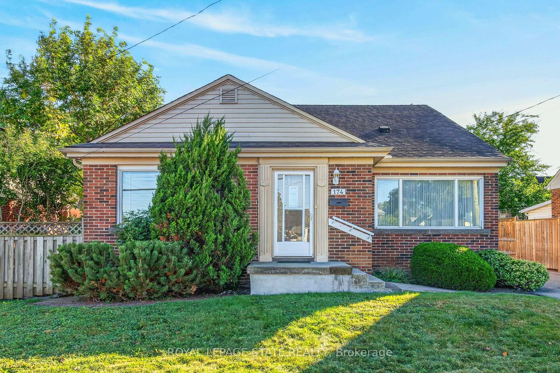 Photo 2 of 174 Montrose Avenue, Hamilton, Rosedale — HOMEH