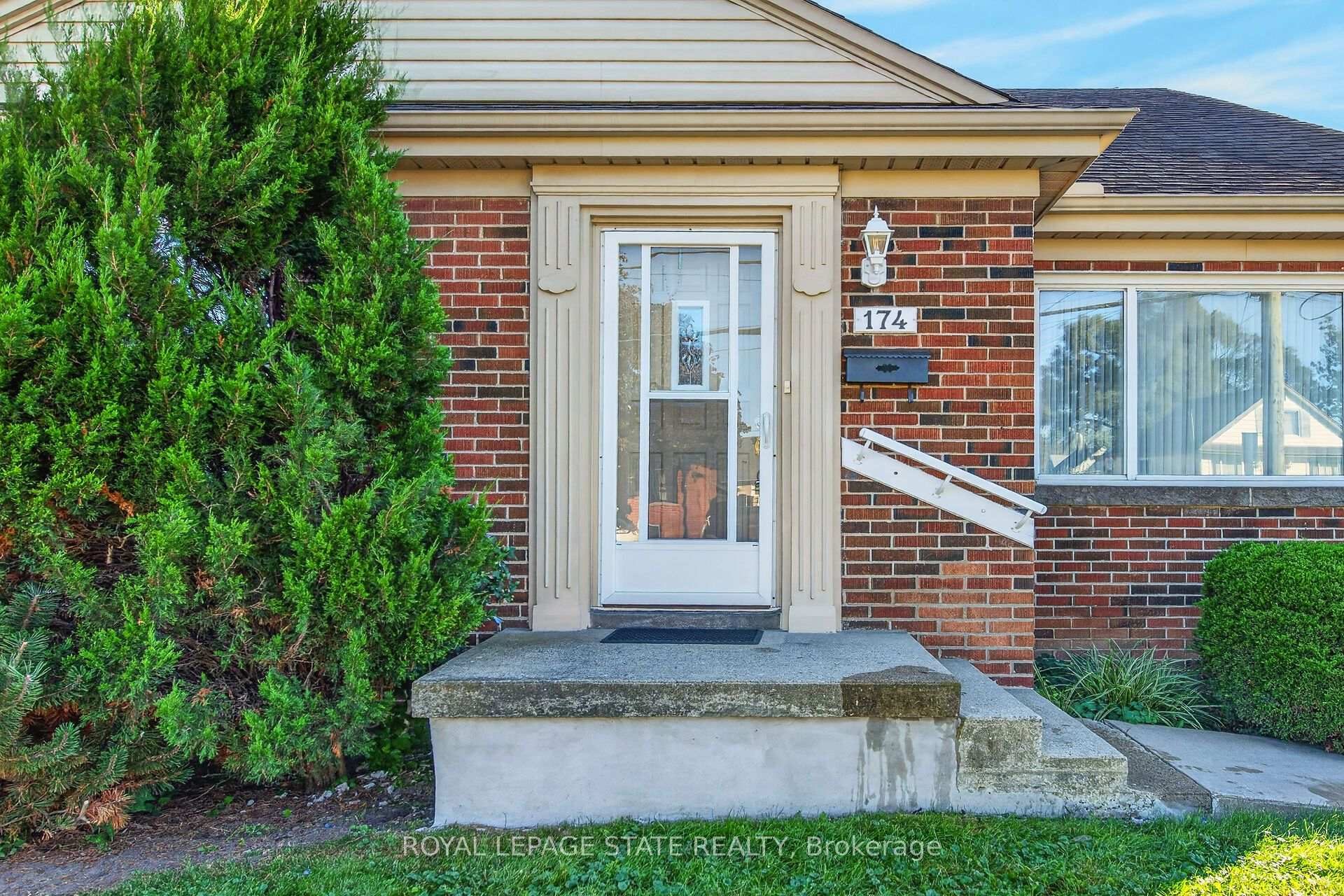 Photo 3 of 174 Montrose Avenue, Hamilton, Rosedale — HOMEH