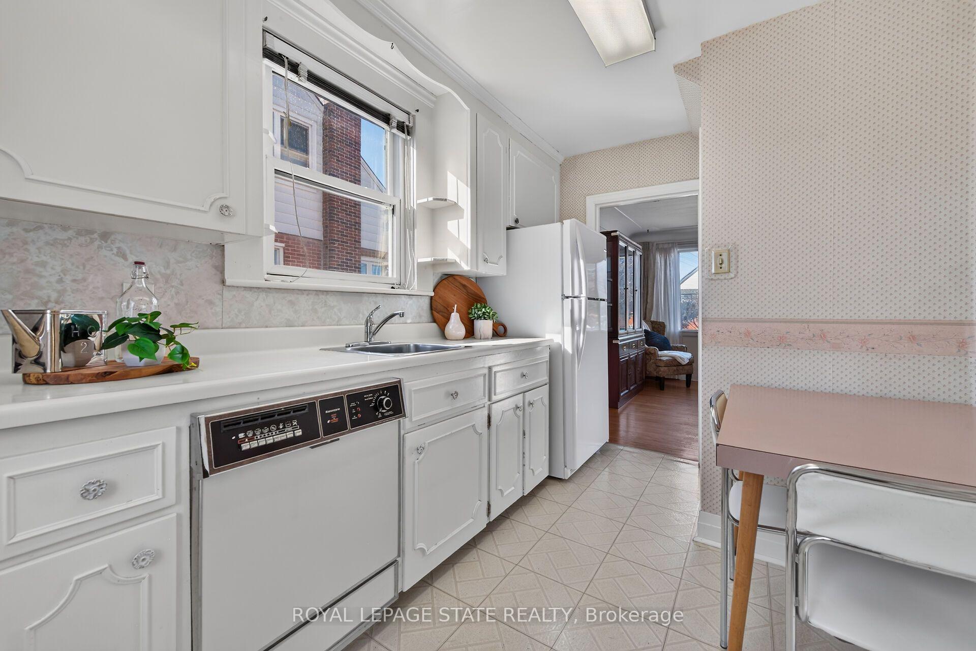 Photo 10 of 174 Montrose Avenue, Hamilton, Rosedale — HOMEH