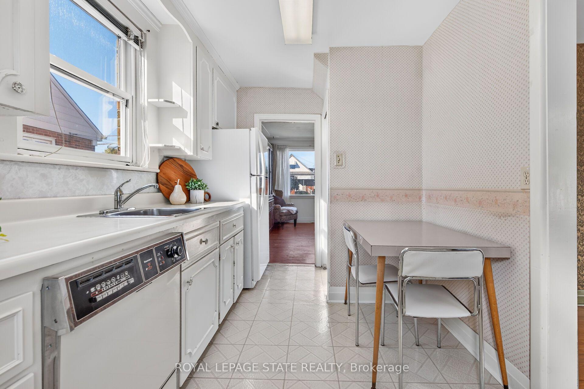Photo 11 of 174 Montrose Avenue, Hamilton, Rosedale — HOMEH