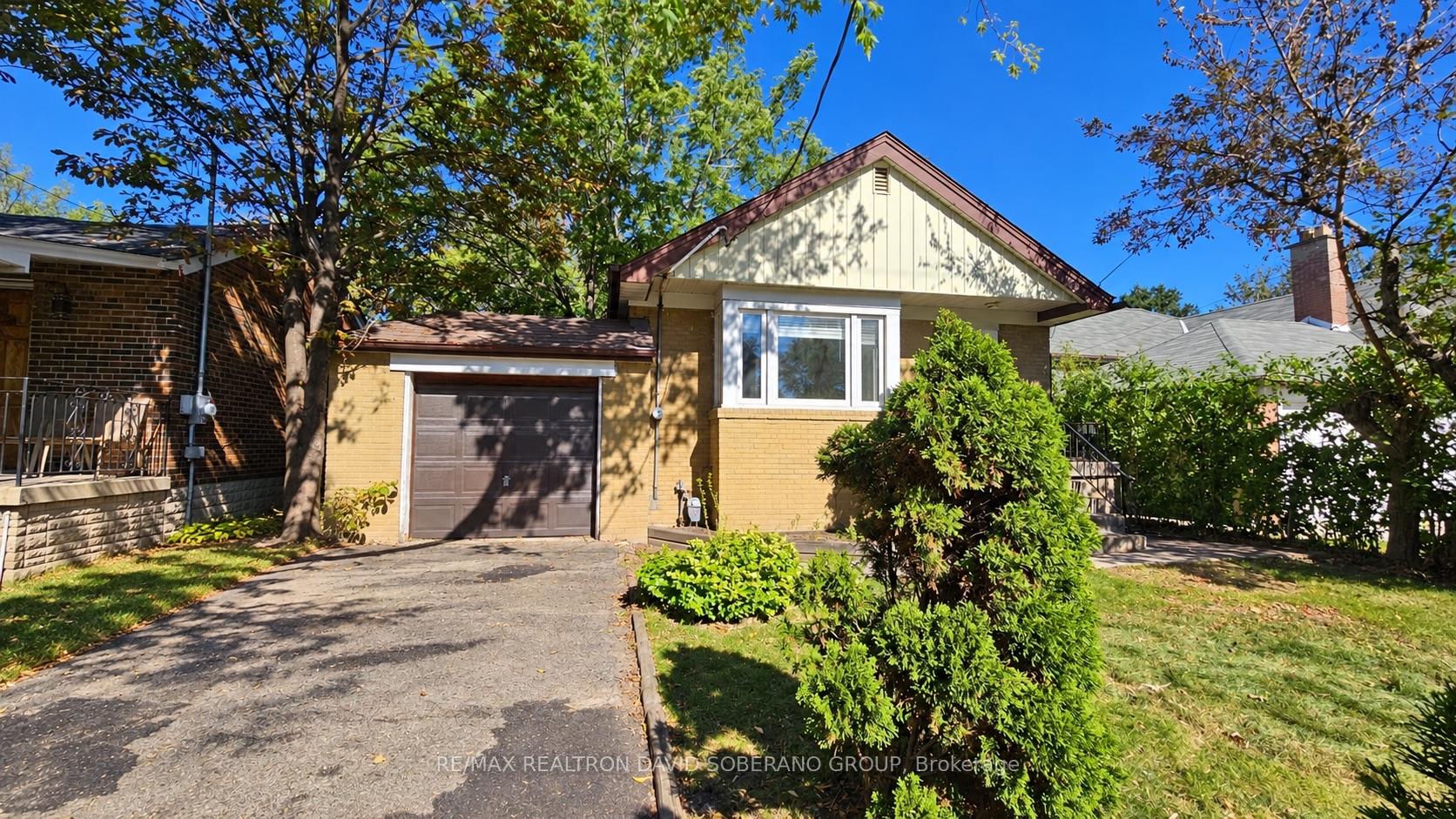 Photo 2 of 122 Mcgillivray Avenue, Toronto, Bedford Park-Nortown — HOMEH