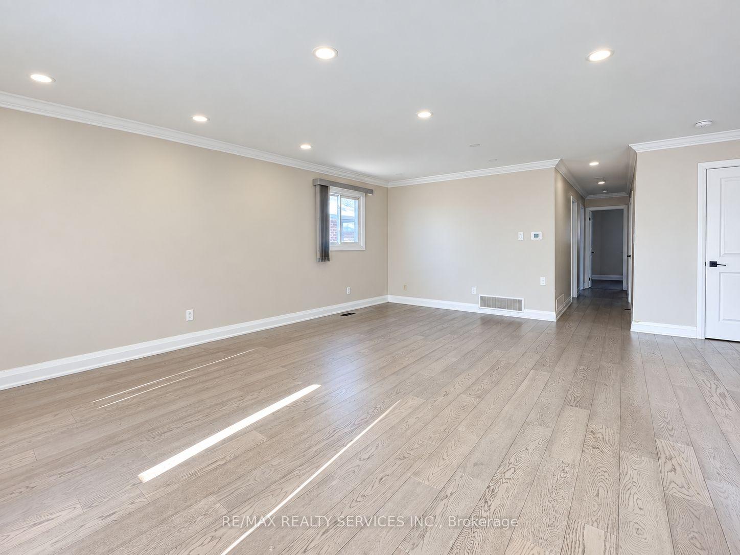 Photo 6 of 52 Centre Street N, Brampton, Brampton North — HOMEH