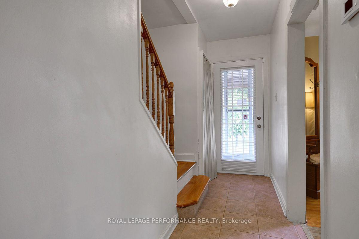 Photo 4 of 550 Wolffdale Crescent, Ottawa, Overbrook/Castle Heights — HOMEH