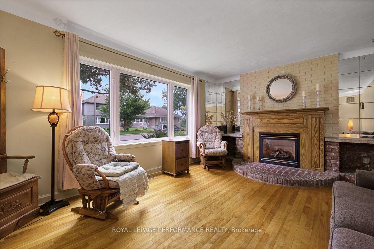 Photo 5 of 550 Wolffdale Crescent, Ottawa, Overbrook/Castle Heights — HOMEH