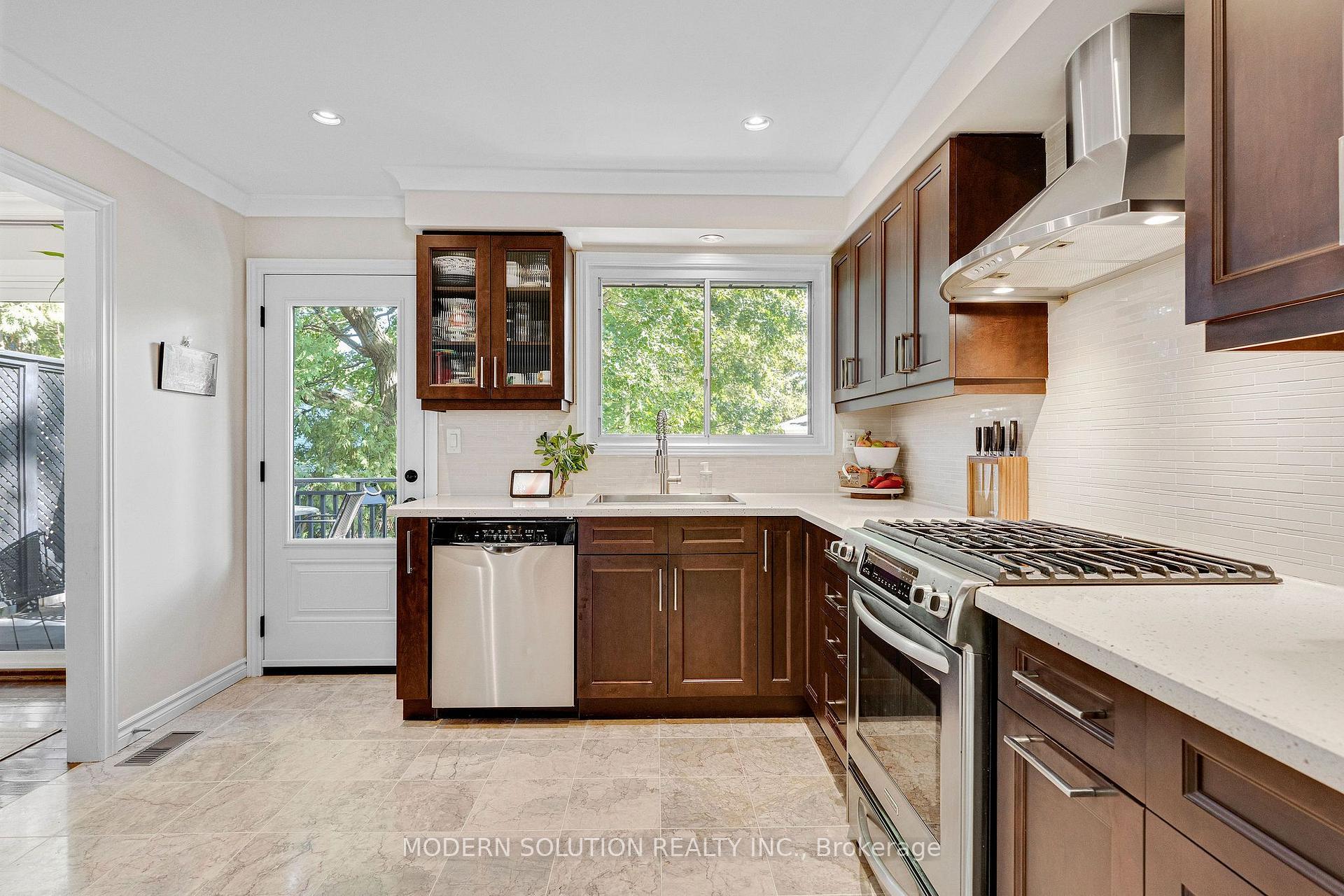 Photo 16 of 2250 Dunedin Road, Oakville, Ford — HOMEH