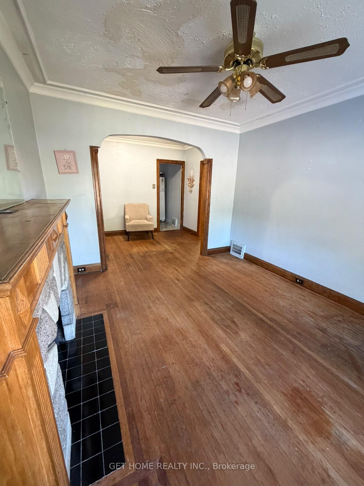Photo 3 of Unit Upper, 44 St Hubert Avenue, Toronto, East York — HOMEH
