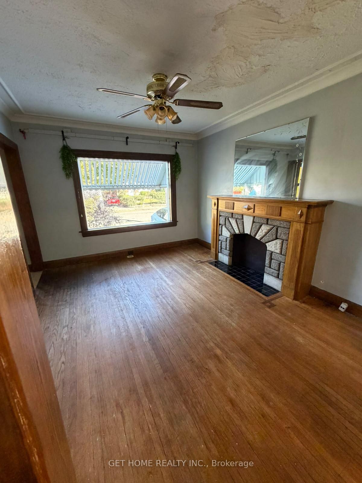 Photo 5 of Unit Upper, 44 St Hubert Avenue, Toronto, East York — HOMEH