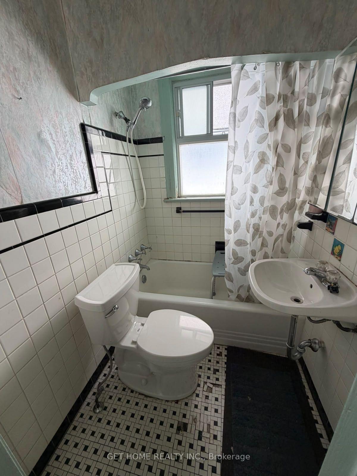 Photo 8 of Unit Upper, 44 St Hubert Avenue, Toronto, East York — HOMEH