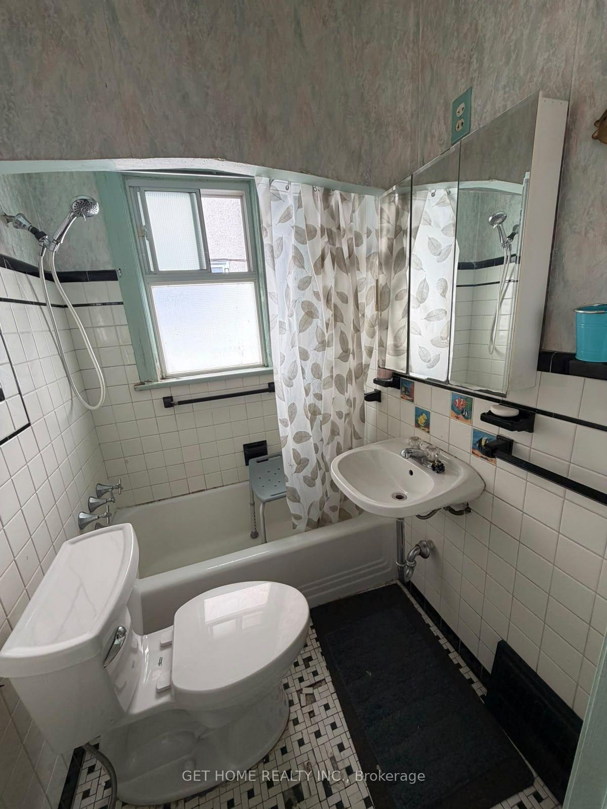 Photo 7 of Unit Upper, 44 St Hubert Avenue, Toronto, East York — HOMEH